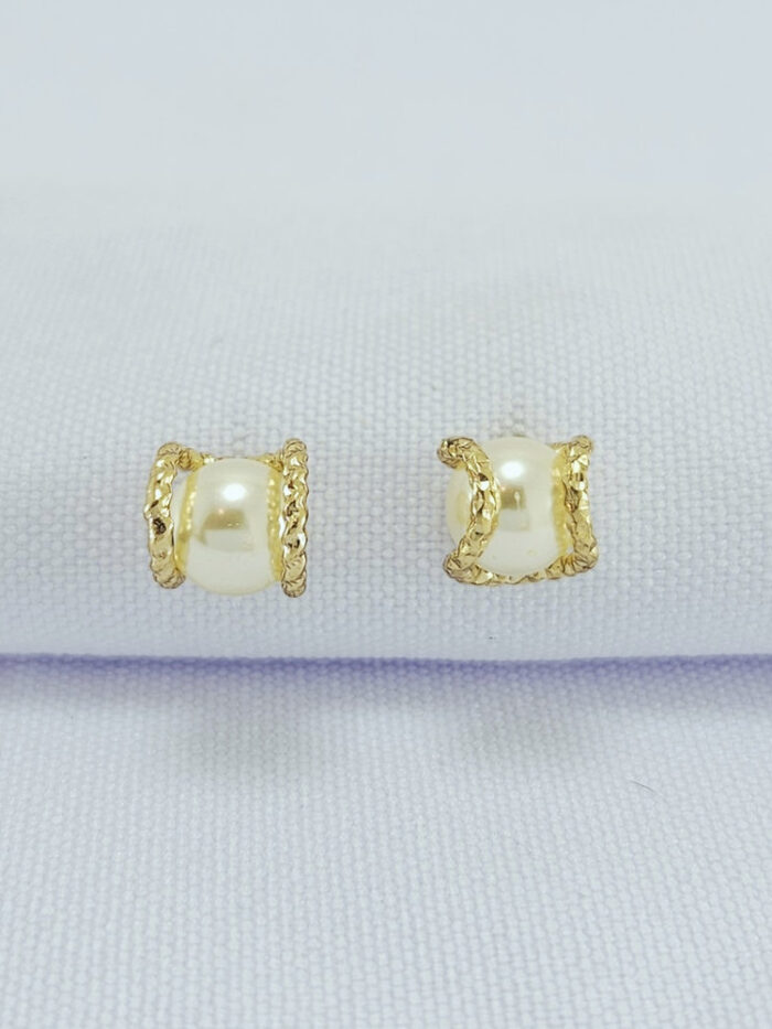 Brinco pérola com fio detalhado