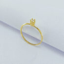 Anel minimalista pedra cristal detalhado ao redor