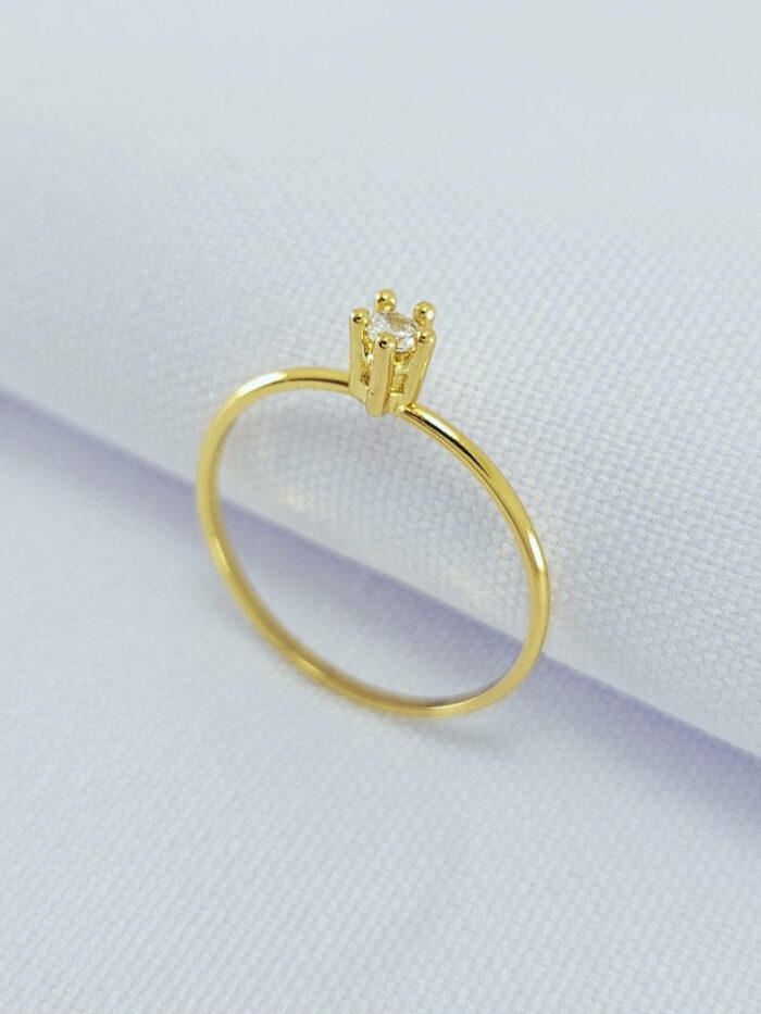 Anel minimalista pedra cristal detalhado ao redor