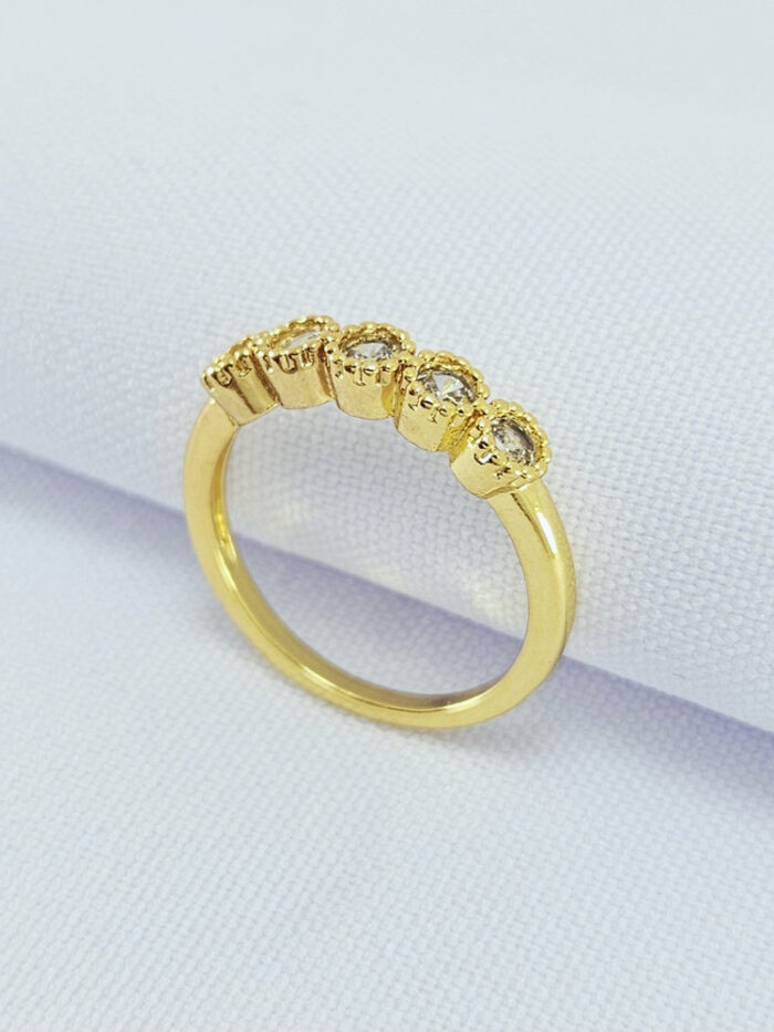 Anel pedras cristais com borda detalhada