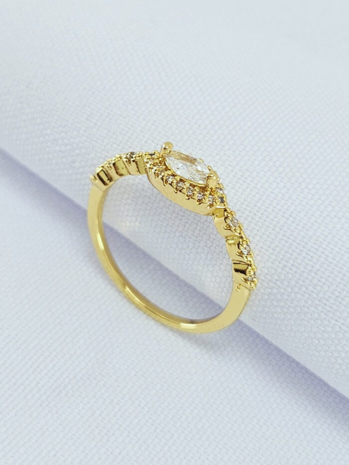 Anel pedra navete detalhe cravejado