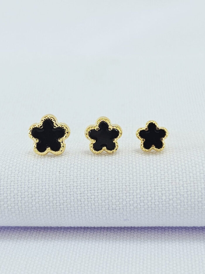 Trio de brincos flor borda detalhada