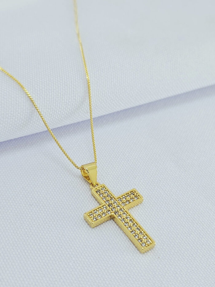 Gargantilha cruz cravejada em zircônia