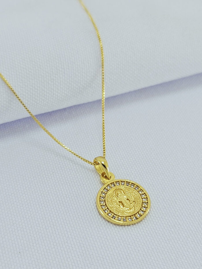 Gargantilha medalha São Bento detalhe cravejado