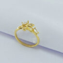 Anel folhas com detalhe pedra cravejada