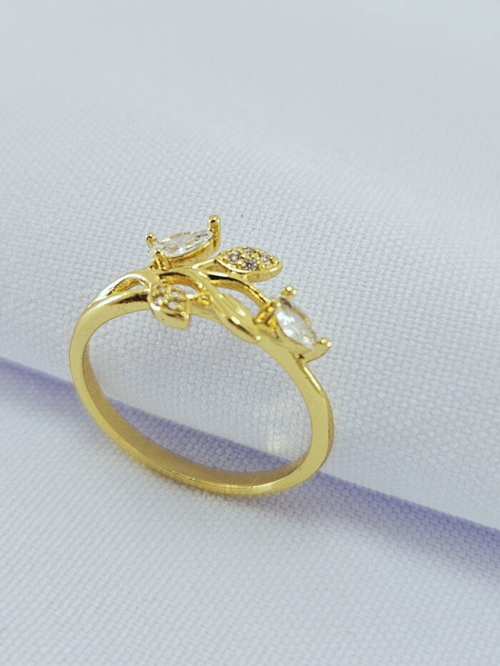Anel folhas com detalhe pedra cravejada