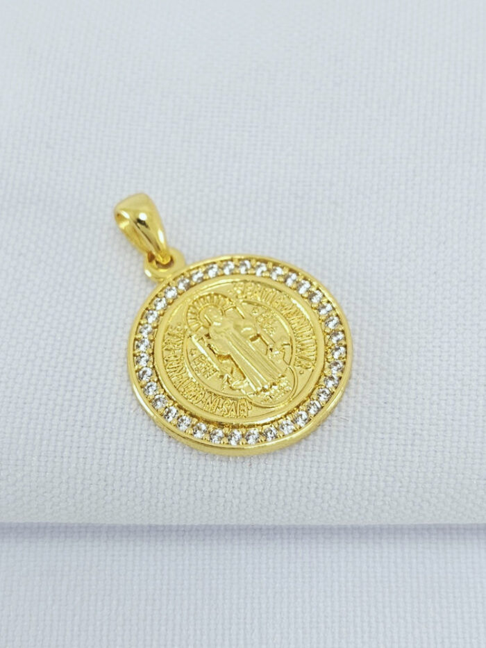 Pingente medalha de São Bento detalhe cravejado
