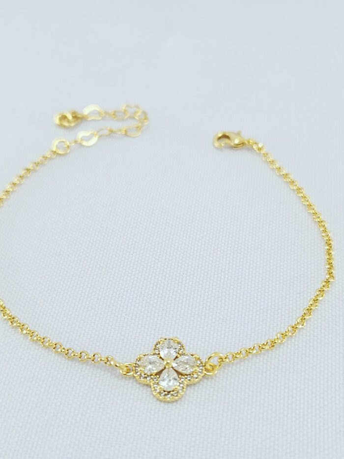 Pulseira com pingente trevo detalhado