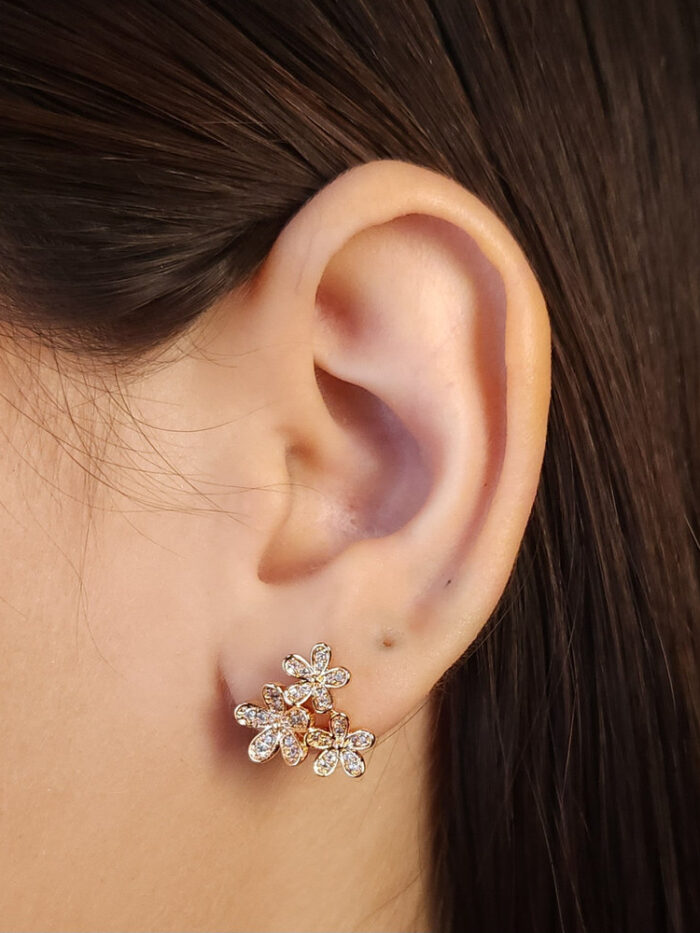 Brinco flor tripla com cristais