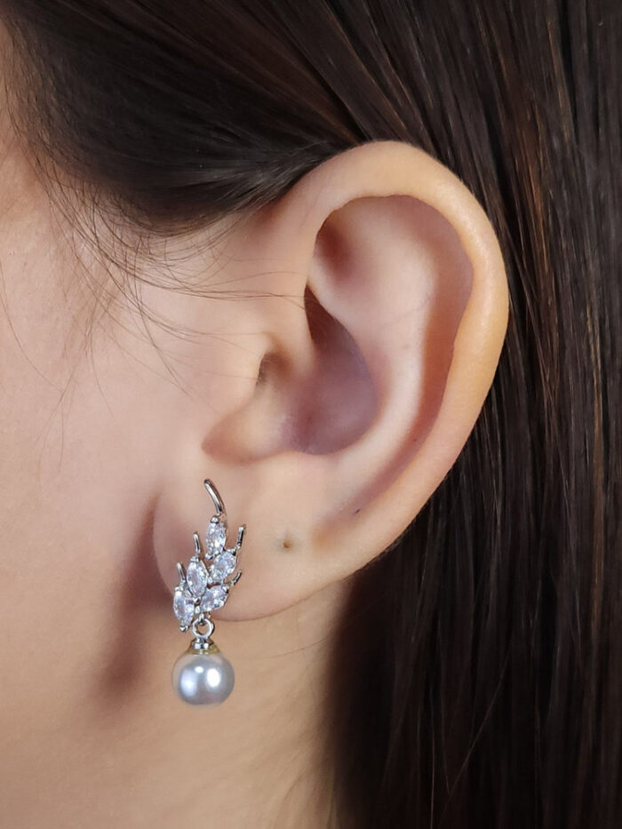 Brinco folhas cristais com pérola