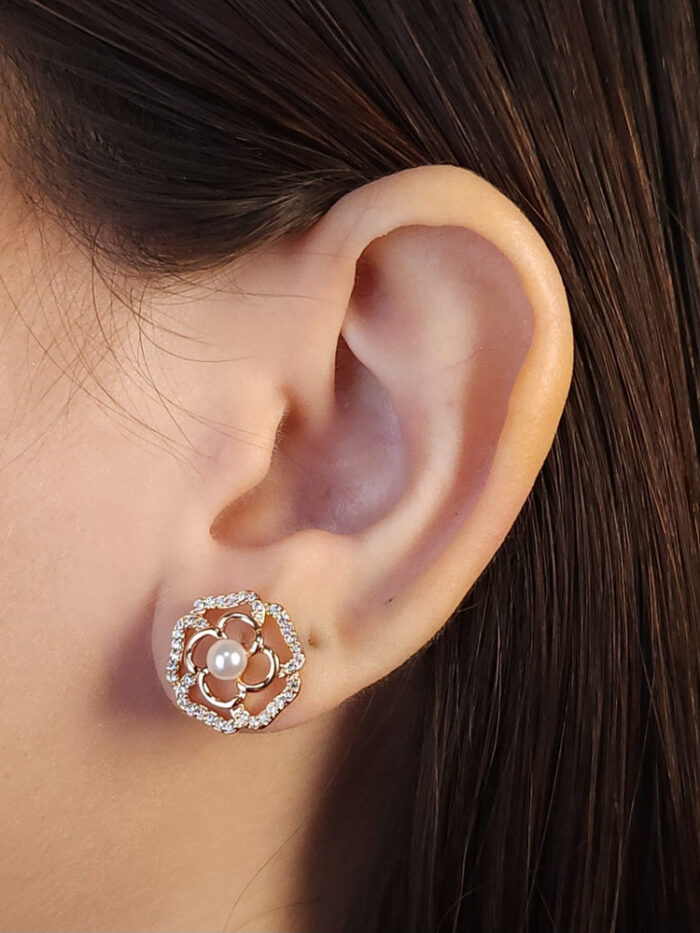 Brinco flor vazada cravejado com pérola