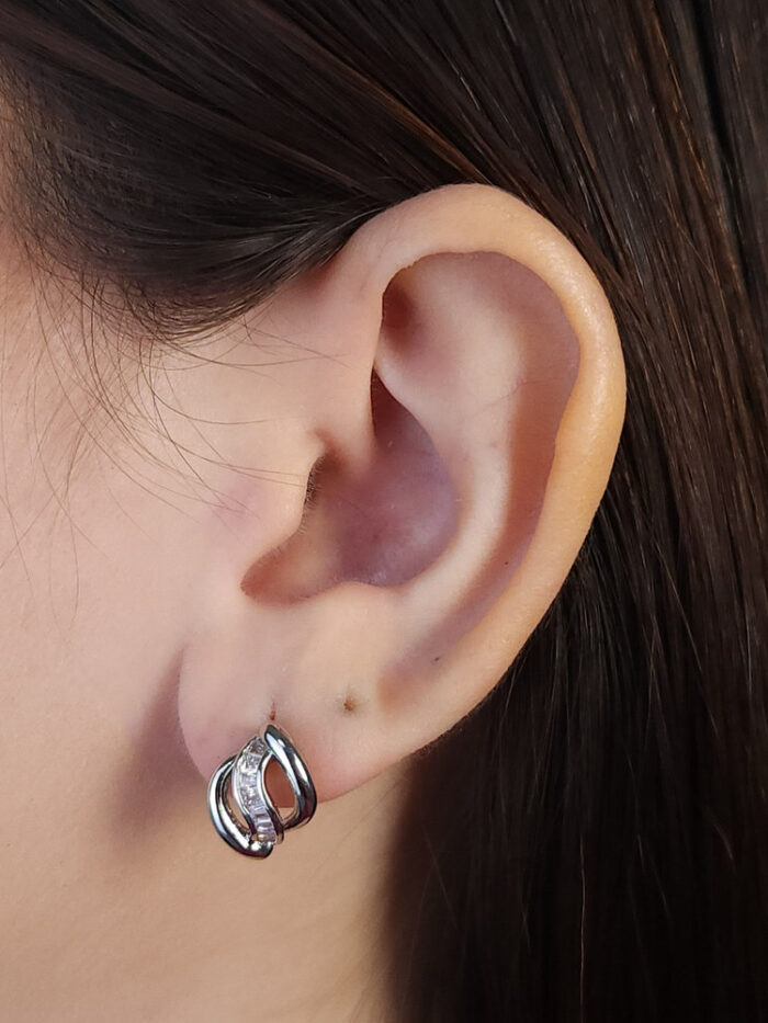 Brinco fios vazado detalhado