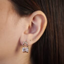 Brinco fio curvado vazado com pedra cristal