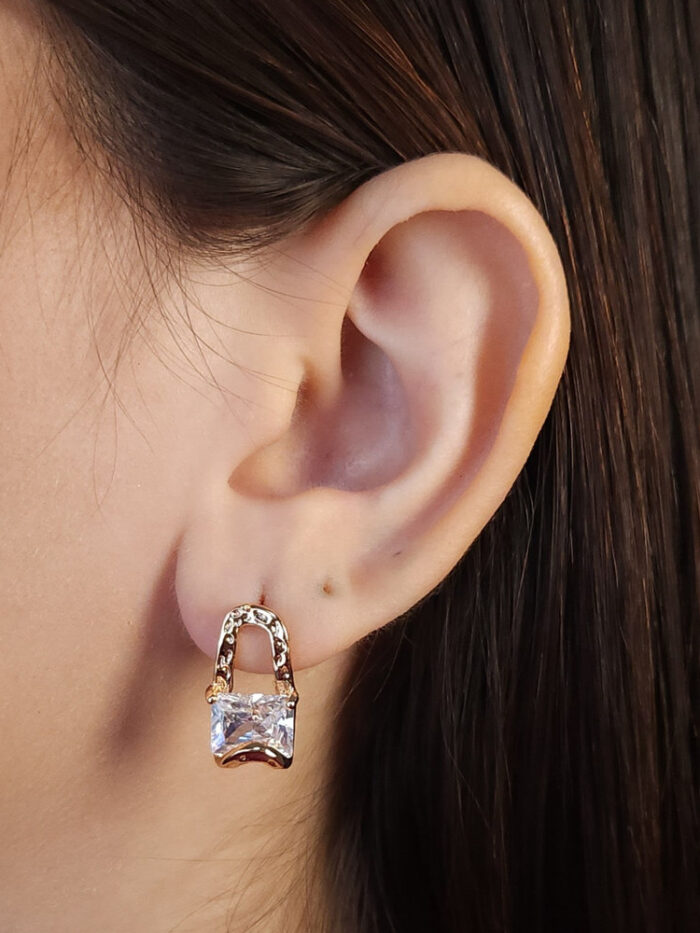 Brinco fio curvado vazado com pedra cristal