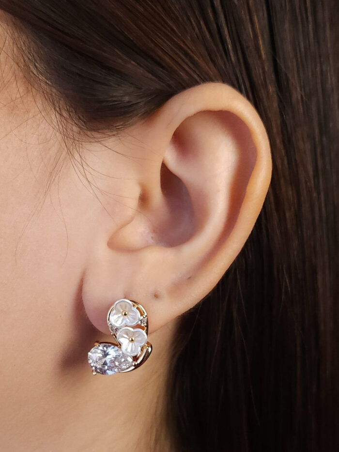 Brinco estilo borboleta com flor e pedra cristal