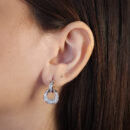 Brinco base detalhada com gota cravejada pêndulo