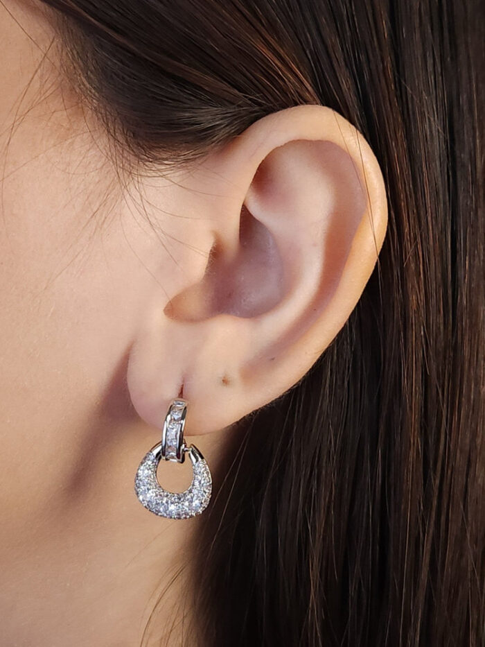 Brinco base detalhada com gota cravejada pêndulo