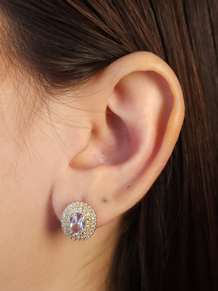 Brinco pedra cristal detalhe cravejado ao redor