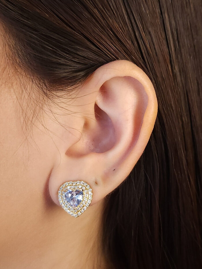 Brinco coração com borda cravejado