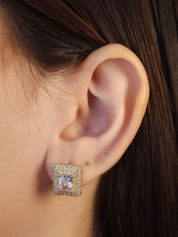 Brinco quadrado com borda cravejado