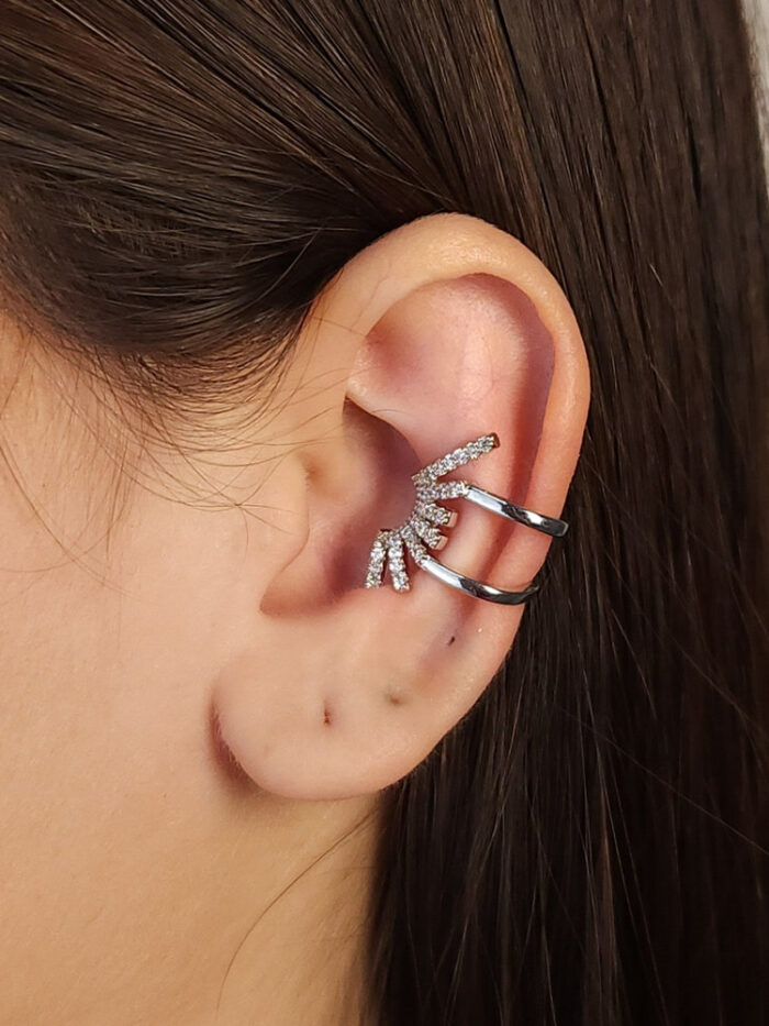 Brinco pier detalhe vazado fios cravejados