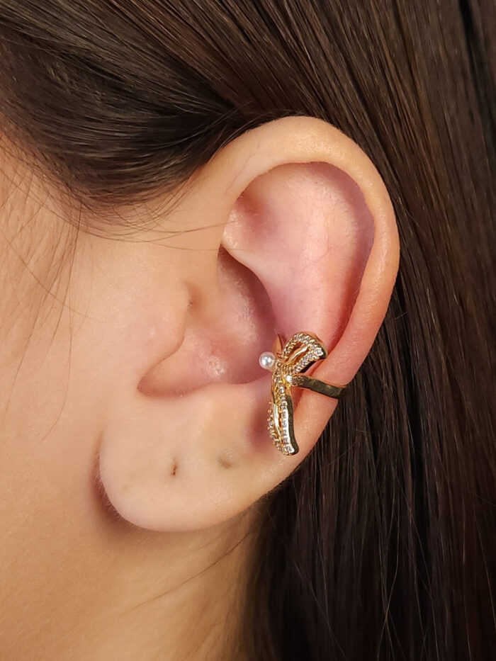 Brinco pier folhas detalhe cravejado com pérola