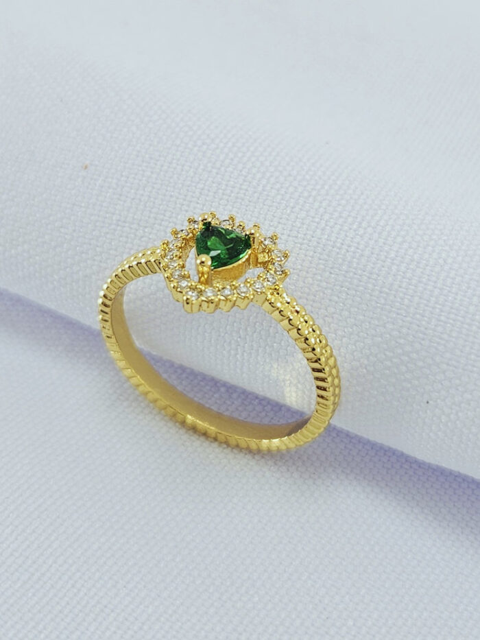 Anel formato coração vazado com pedra Verde