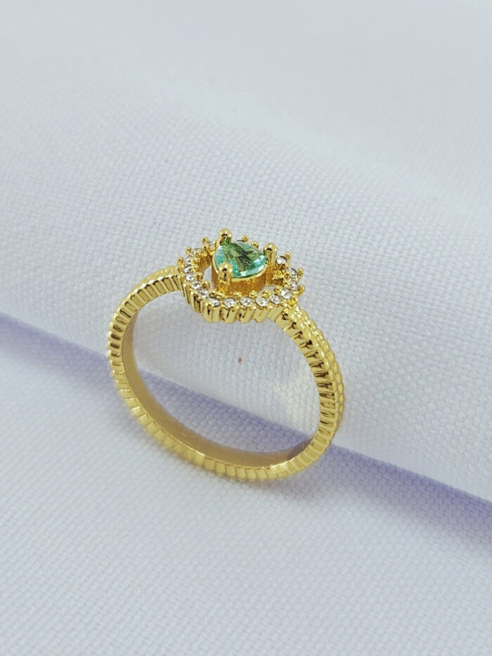 Anel formato coração vazado com pedra verde claro