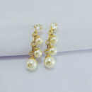 Brinco base pedra cristal detalhe pérolas