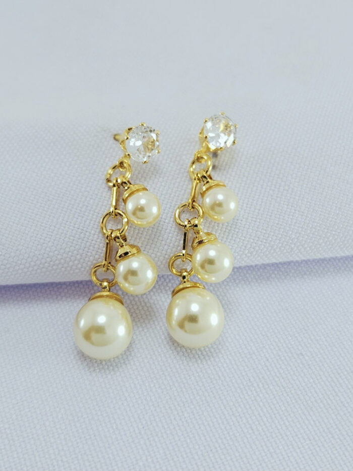 Brinco base pedra cristal detalhe pérolas