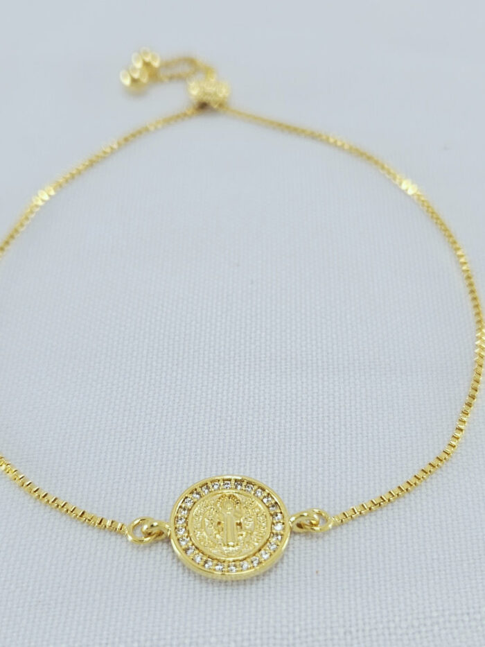 Pulseira com medalha de São Bento detalhada