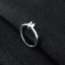 Anel solitário coração detalhe cravejado