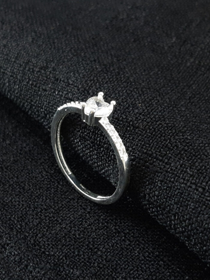 Anel solitário coração detalhe cravejado