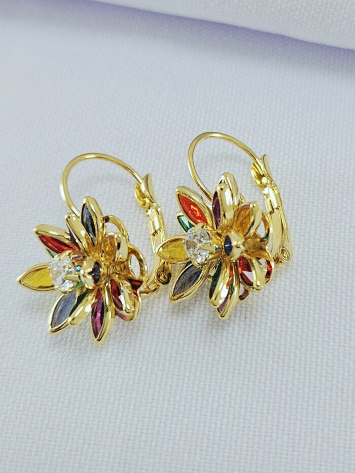 Brinco gancho flor com pétalas coloridas