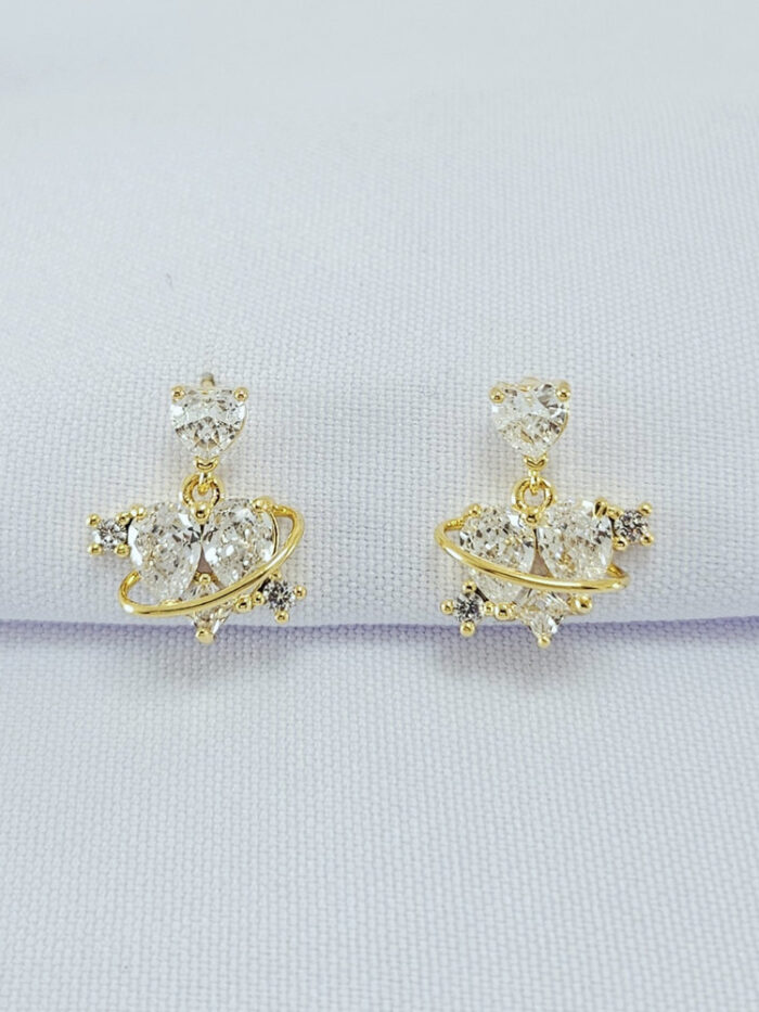 Brinco base coração com pedras cristal e fio dourado