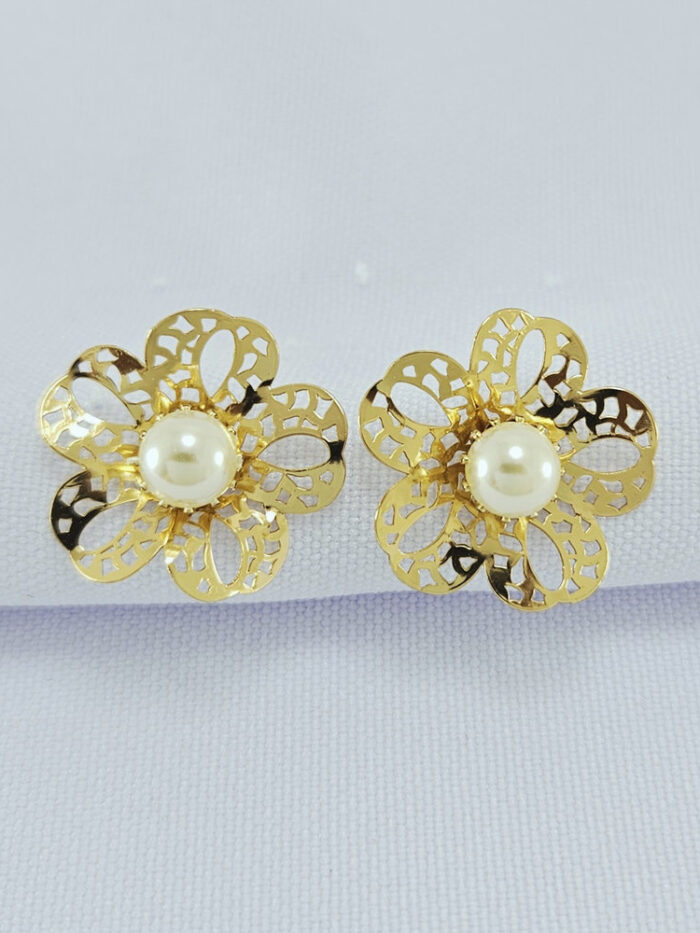 Brinco flor detalhe vazado pérola central