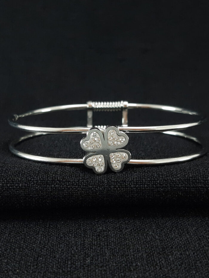 Bracelete fio duplo detalhe trevo cravejado