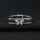 Bracelete fio duplo detalhe borboleta cravejada