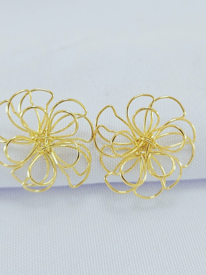 Brinco flor fios vazados