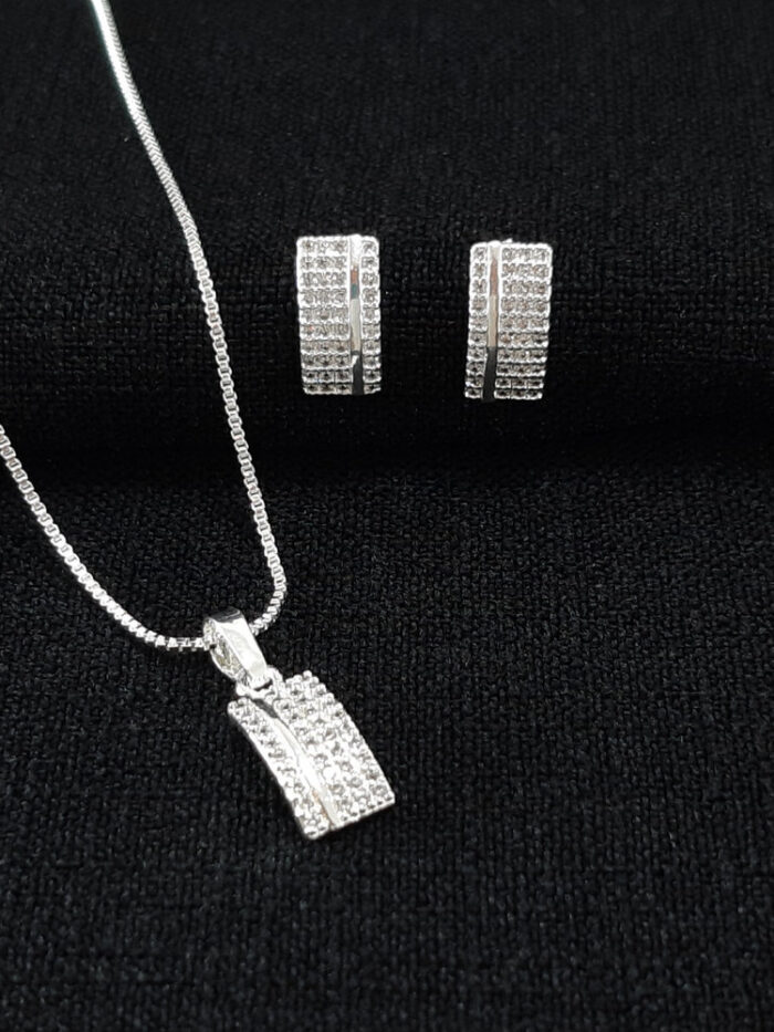 Conjunto faixa detalhe cravejado