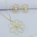 Conjunto flor detalhado com pedra cristal