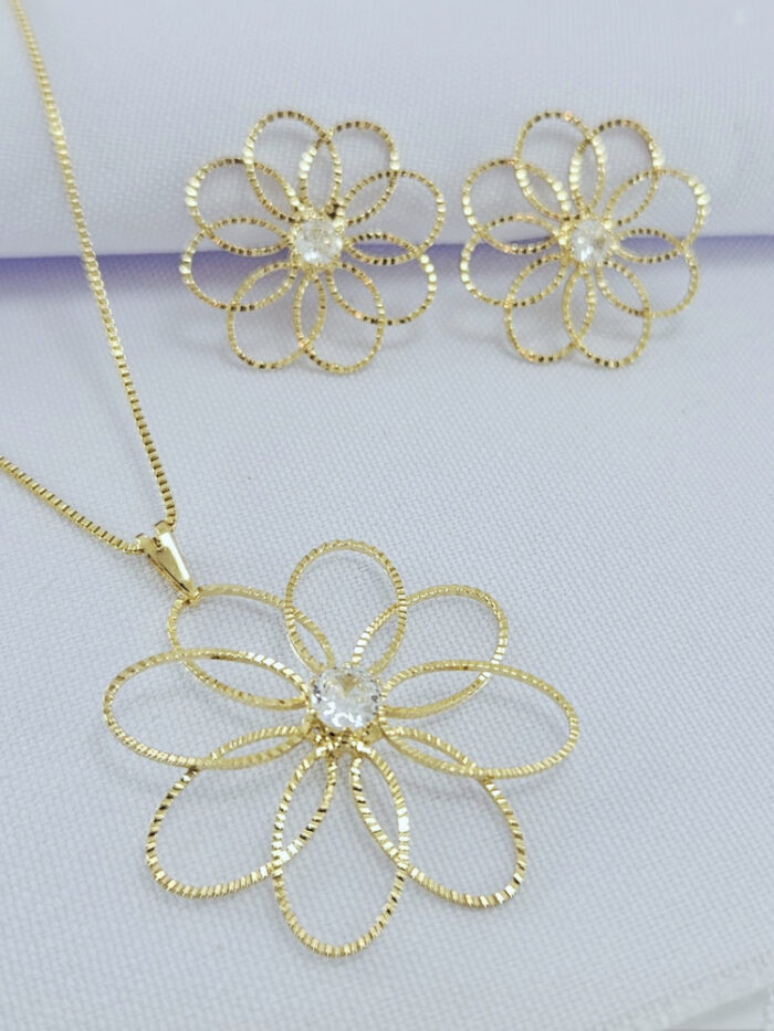 Conjunto flor detalhado com pedra cristal