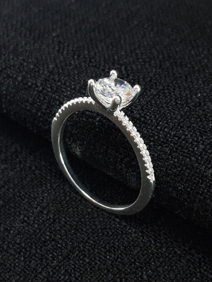 Anel pedra cristal com detalhe cravejado