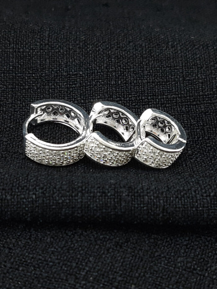 Trio de brincos argolas cravejadas detalhe vazado