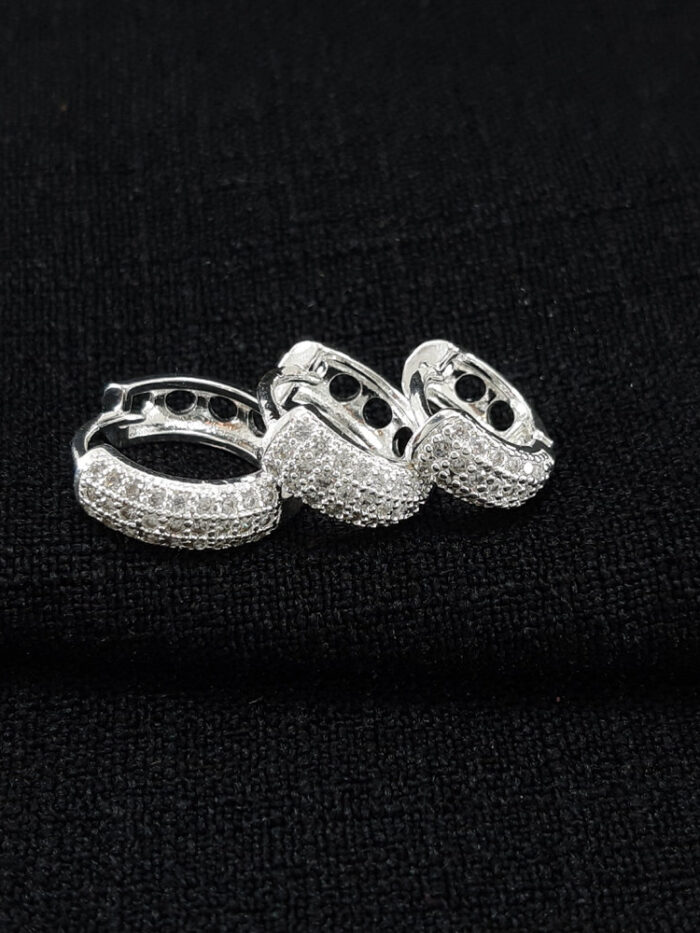 Trio de brincos argolas detalhe cravejado