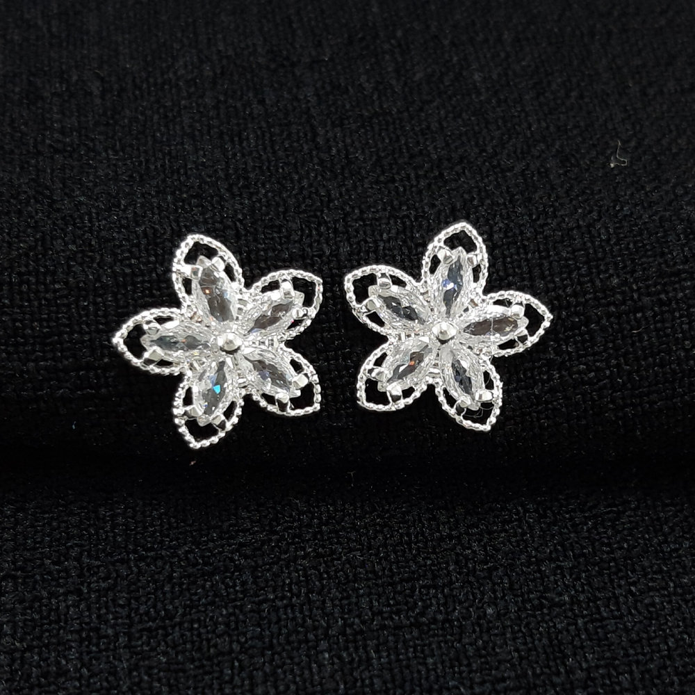 Brinco flor cristal base detalhada