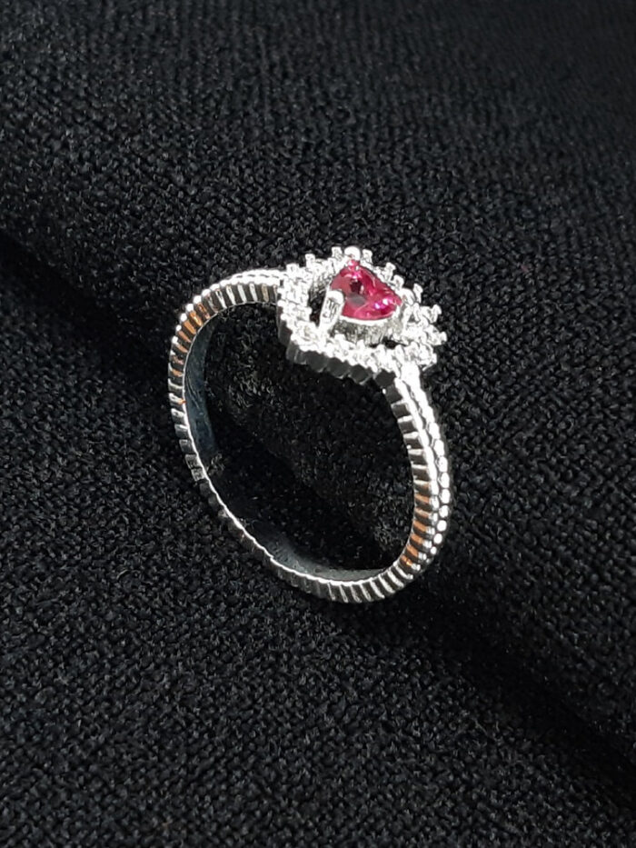 Anel formato coração vazado com pedra rosa pink