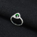Anel gota verde detalhe cravejado