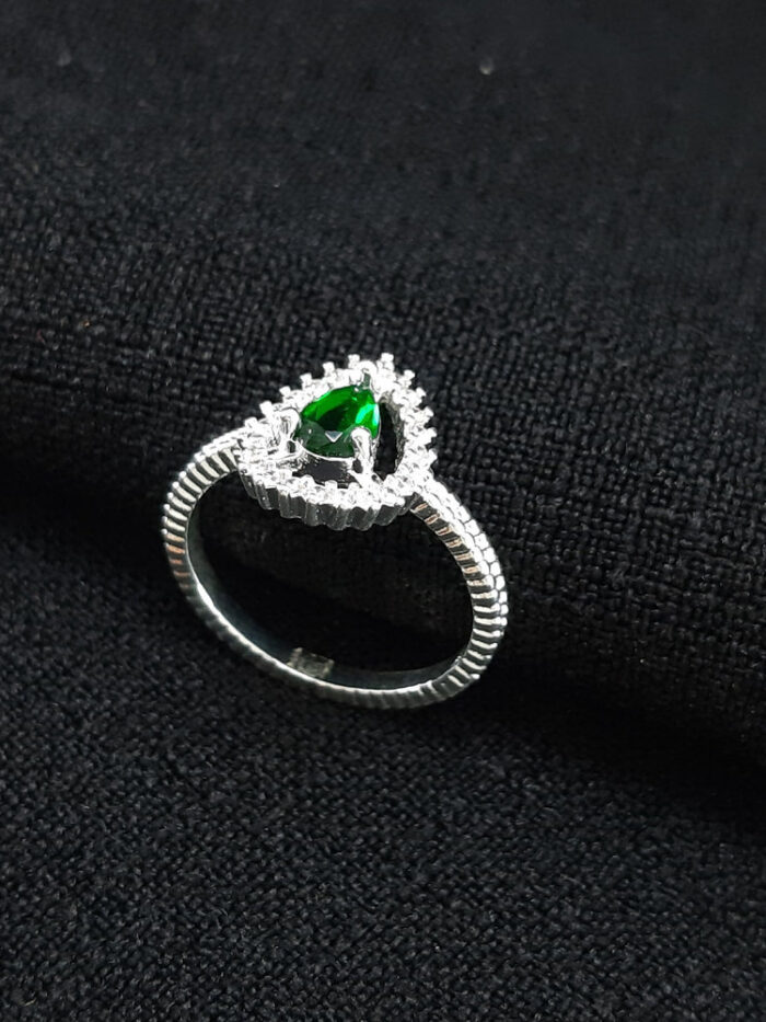 Anel gota verde detalhe cravejado