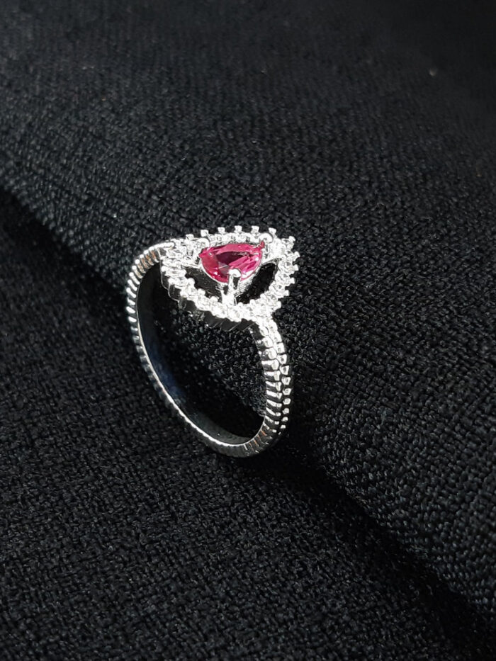Anel gota rosa com detalhe cravejado